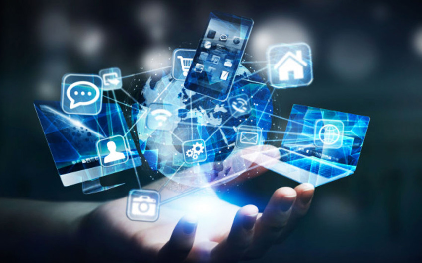 Imagen de una mano que arriba tiene editados aparatos electrónicos