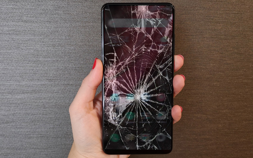 Imagen de un celular con la pantalla rota